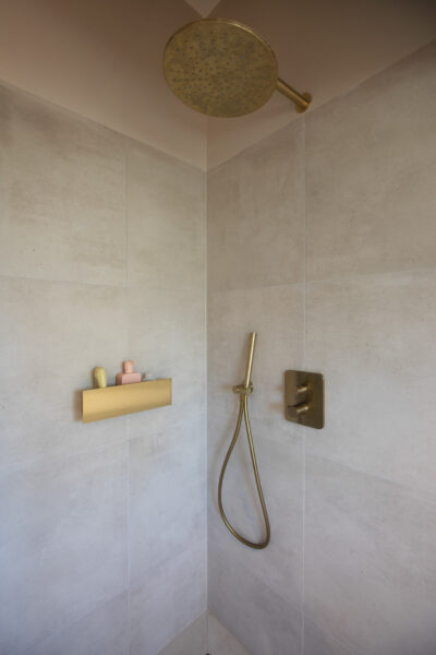 Detail messing kraan met handdouche – villa Het Gooi