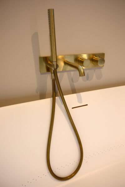 Detail messing kraan met handdouche – villa Het Gooi
