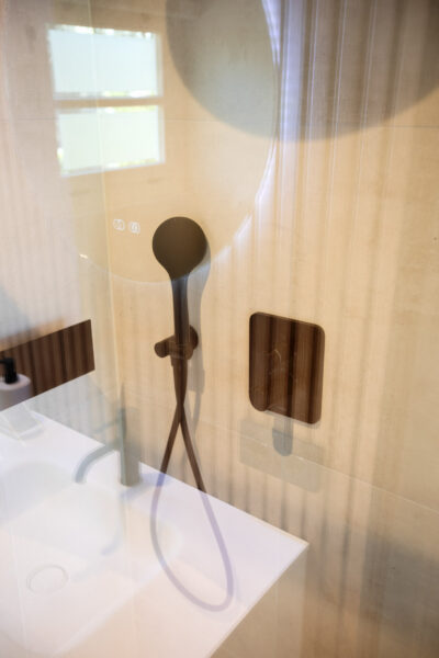 Detail zwarte handdouche in moderne badkamer – villa Het Gooi
