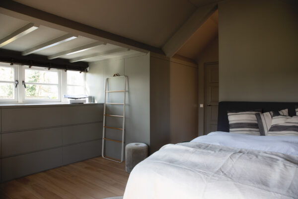Moderne slaapkamer met ingebouwde kastenwand – villa Het Gooi