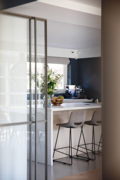 Moderne keuken met bar en stalen pui – villa Het Gooi