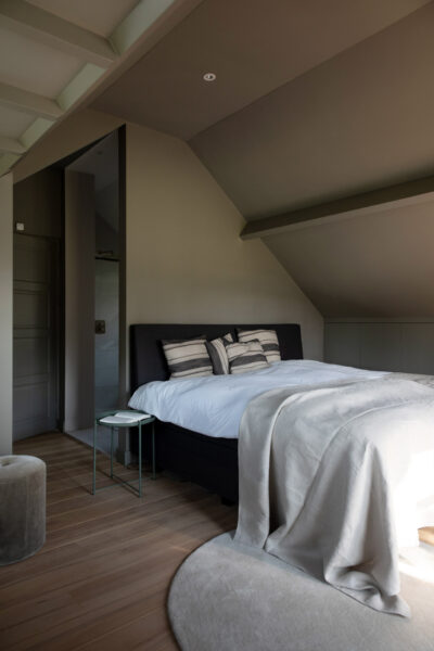 Slaapkamer met schuine wanden en tweepersoonsbed – villa Het Gooi
