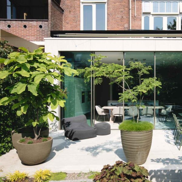 Tuin met terras en uitbouw bij herenhuis Wilhelminapark Utrecht