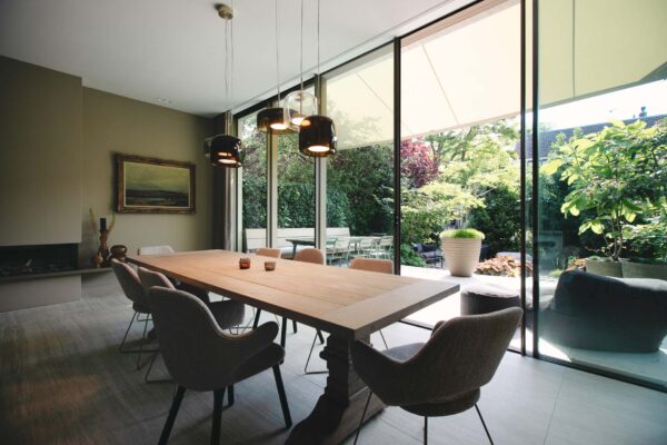 Eetkamer met glazen schuifpui in herenhuis Wilhelminapark Utrecht