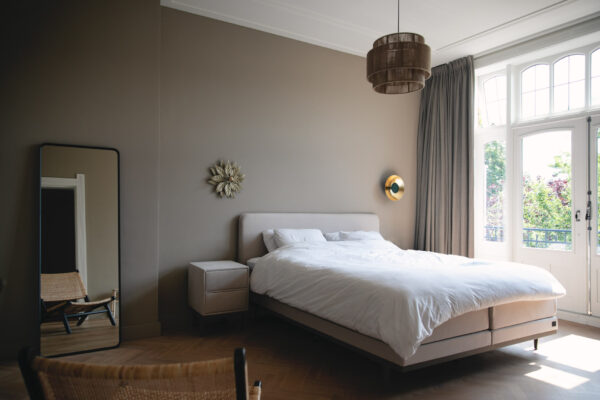 Moderne slaapkamer met veel licht in herenhuis Wilhelminapark Utrecht