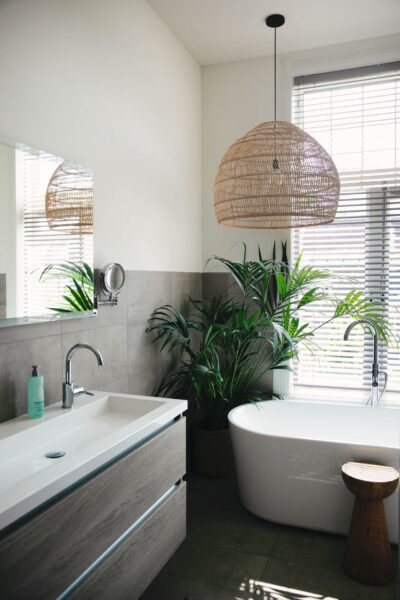 Badkamer met ligbad in herenhuis Wilhelminapark Utrecht