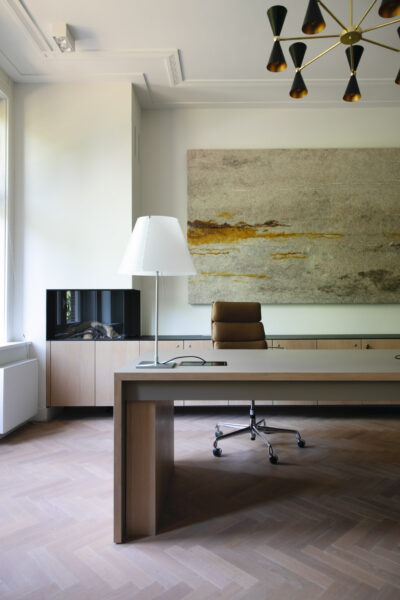 Luxe werkkamer met maatwerk bureau in herenhuis Wilhelminapark Utrecht