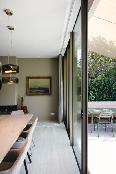 Moderne eetkamer met tuinzicht in herenhuis Wilhelminapark Utrecht