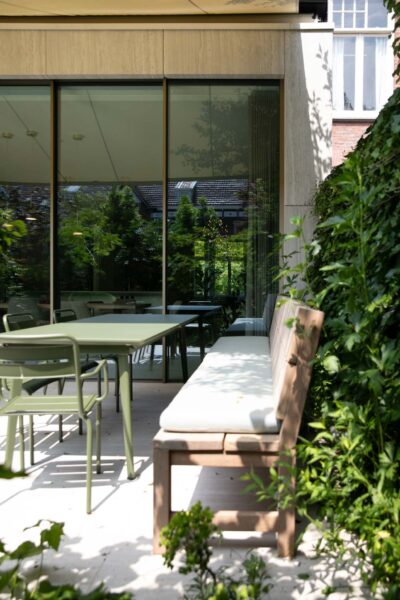 Tuin met terras en glazen pui herenhuis Wilhelminapark Utrecht