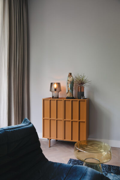 Loungehoek met retro kast en moderne styling herenhuis Wilhelminapark Utrecht