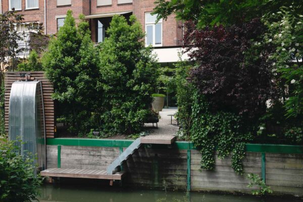 Terras aan het water bij herenhuis Wilhelminapark Utrecht