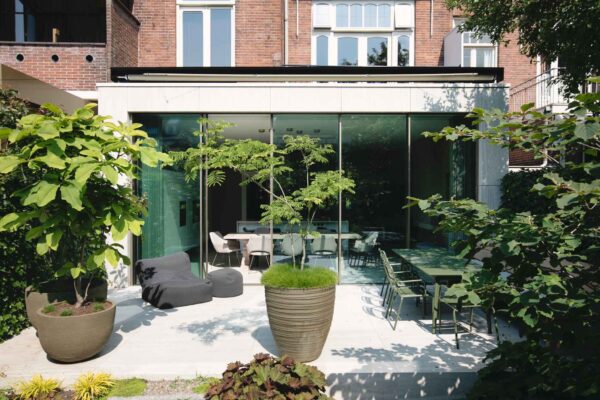 Tuin en aanbouw met glazen gevel bij herenhuis Wilhelminapark Utrecht