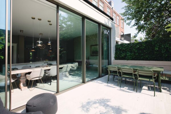 Groene tuin met terras bij herenhuis Wilhelminapark Utrecht
