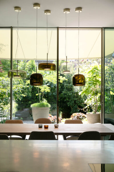 Eetkamer met design hanglampen in herenhuis Wilhelminapark Utrecht