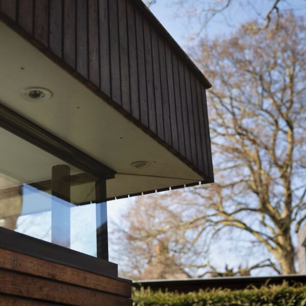 Detailfoto houten gevelbekleding uitbouw Wilhelminapark Zeist