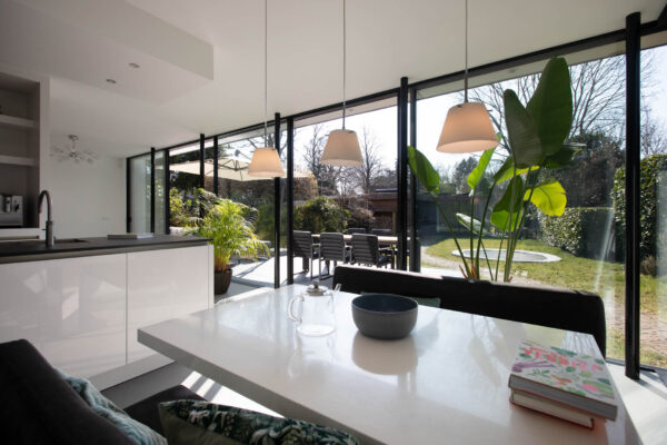 Woonkeuken met eettafel en glazen schuifpuien – jaren ’30 woning Wilhelminapark Zeist