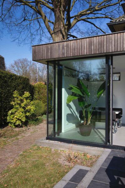 Hoekpui met glazen gevel en uitzicht op tuin – jaren ’30 woning Wilhelminapark Zeist