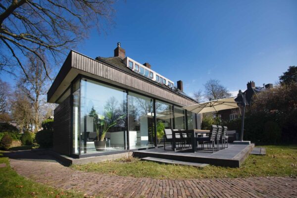 Achtergevel jaren ’30 woning met glazen uitbouw – Wilhelminapark Zeist