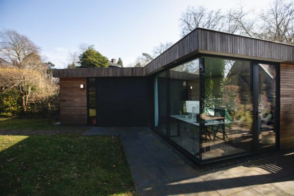 Tuinhuis met glazen gevel en zicht op de tuin – jaren ’30 woning Wilhelminapark Zeist