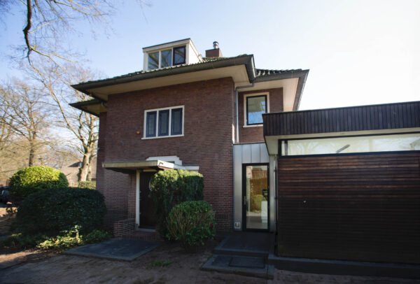 Straatbeeld van woning met nieuwe uitbouw – Wilhelminapark Zeist