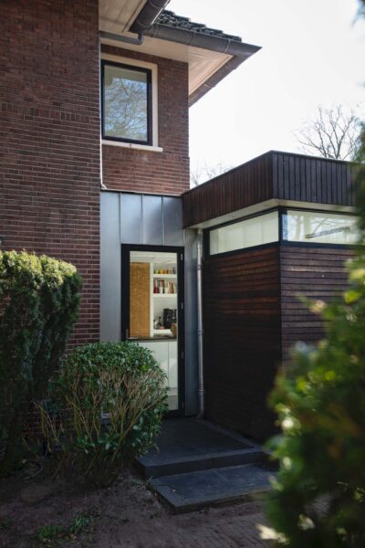 Zijgevel woning met houten bekleding en uitbouw – Wilhelminapark Zeist