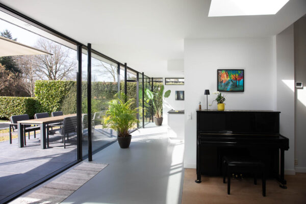 Woonruimte met piano en grote ramen in uitbouw – jaren ’30 woning Wilhelminapark Zeist