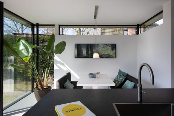 Vanuit moderne keuken doorkijk naar tuin – jaren ’30 woning Wilhelminapark Zeist
