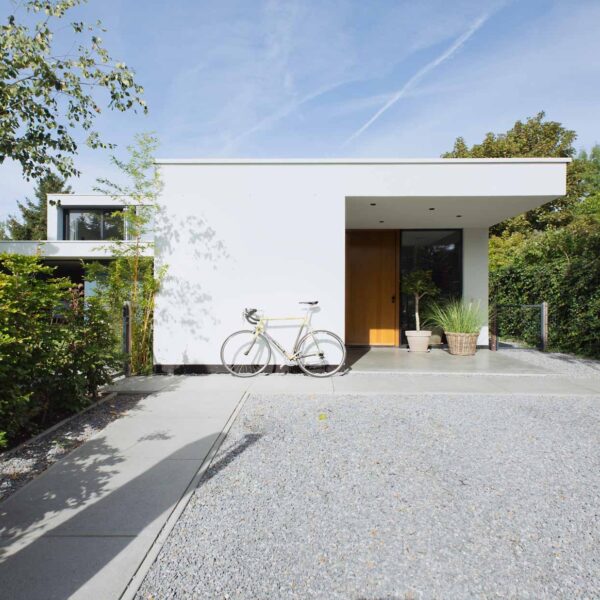 Moderne nieuwbouwwoning in Utrecht met strakke lijnen, houten voordeur en duurzame materialen – gerealiseerd door Aannemersbedrijf Frank Wouterse
