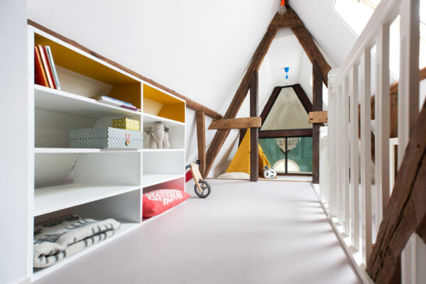 Gerenoveerde zolder met houten balken, wit interieur en maatwerkkasten – zolderverbouwing door Aannemersbedrijf Frank Wouterse